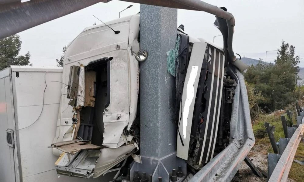 Τροχαίο στη Λάρισα: Νταλίκα βγήκε εκτός πορείας-Νεκρός ο οδηγός της